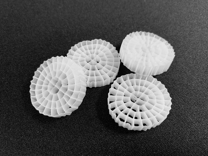 ROHS White Hdpe 0.98g / Cm3 พลาสติกกรองสื่อพิพิธภัณฑ์สัตว์น้ำ 0