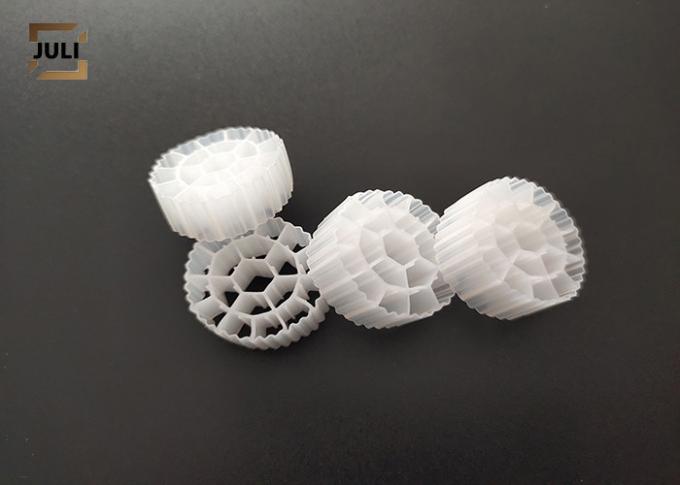 เทคโนโลยี FDA ความปลอดภัย A / O สื่อกรองพลาสติก MBBR วัสดุ White Hdpe 25x10mm 0