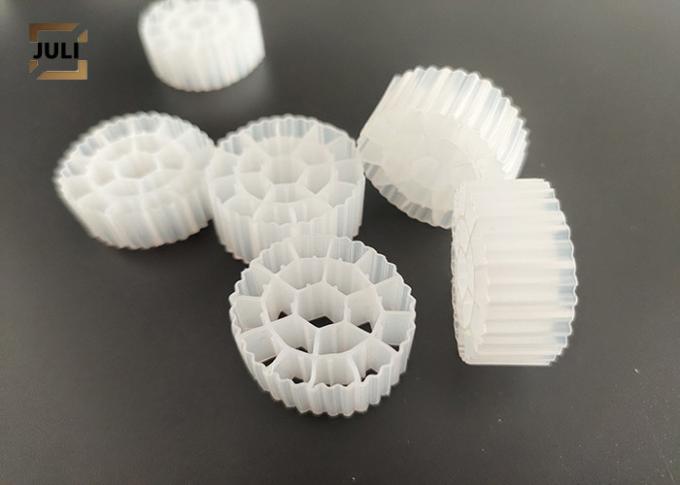 สีขาว Virgin HDPE ย้ายเตียง Biofilm Reactor 25x10mm สำหรับบ่อปลา 0